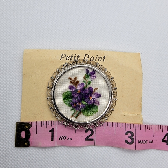Vintage Petit Point Embroidered Brooch Pin Handmade in Vienna - Picture 6 of 6